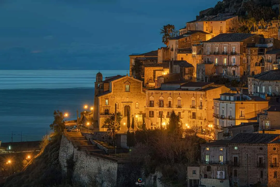 Centro storico di Amantea illuminato al tramonto con il mare sullo sfondo
