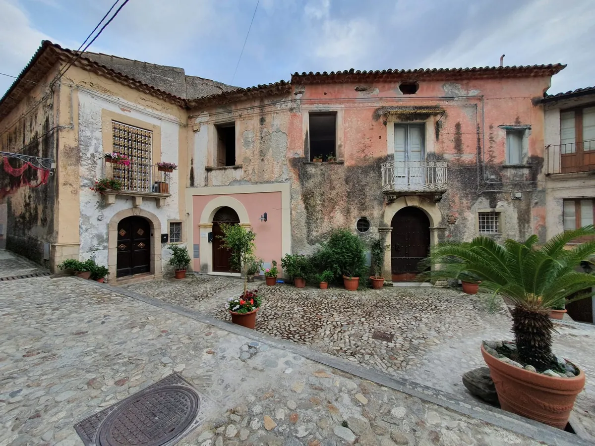 Una piazzetta tra i palazzi del centro storico di Amantea