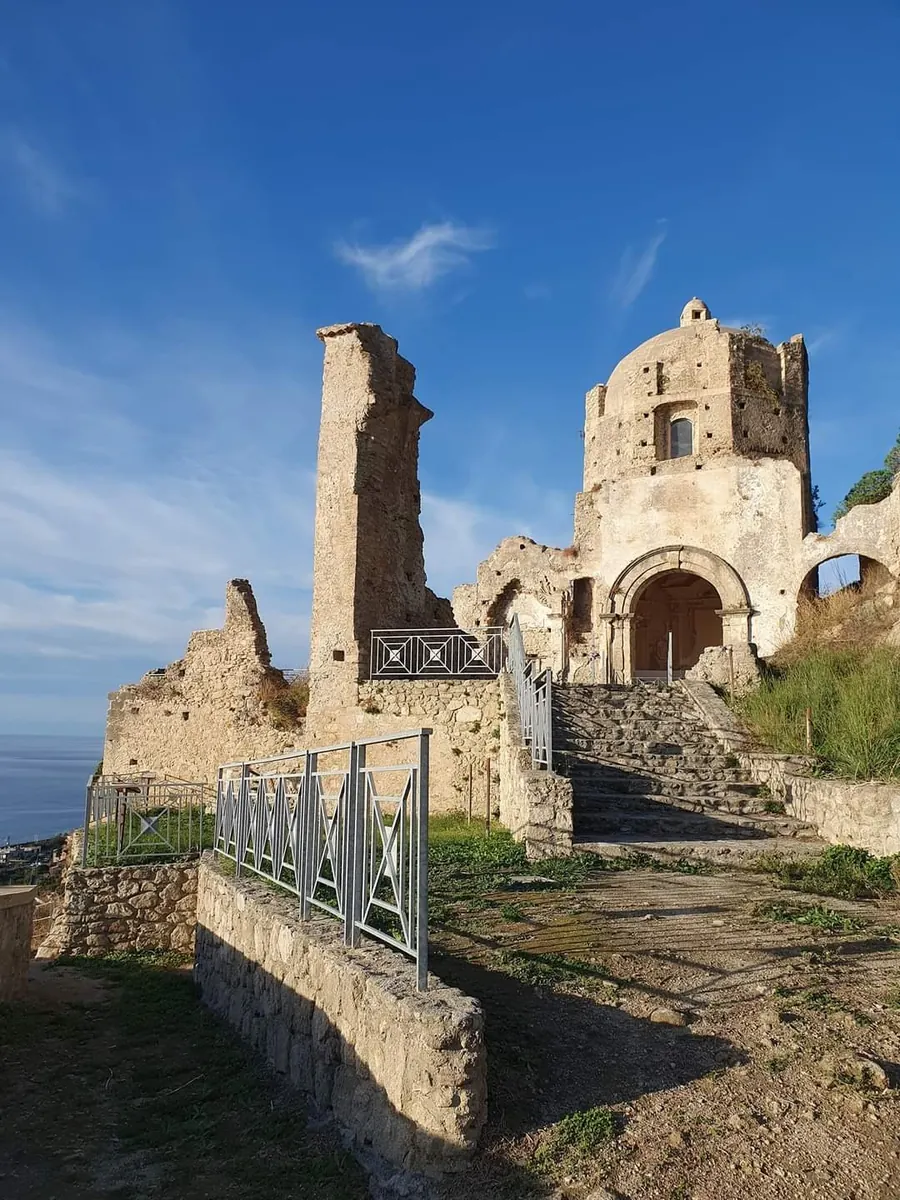 Ruderi di San Francesco d’Assisi sulla rocca di Amantea