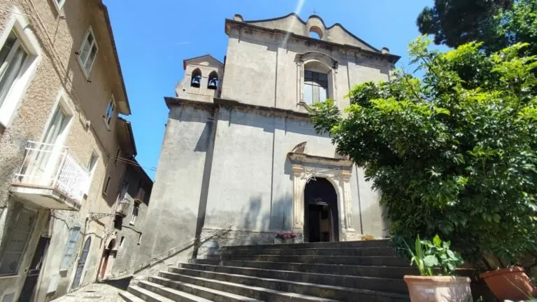 Scalinata e facciata della Chiesa del Collegio ad Amantea