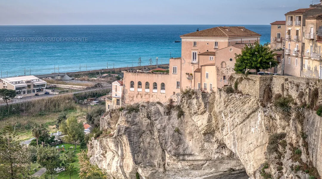 Palazzo delle Clarisse e panorama della costa di Amantea